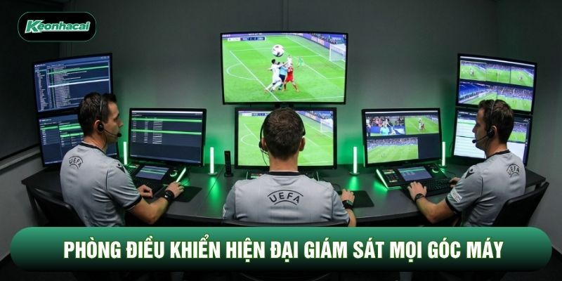 Phòng điều khiển hiện đại giám sát mọi góc máy Phòng điều khiển hiện đại giám sát mọi góc máy